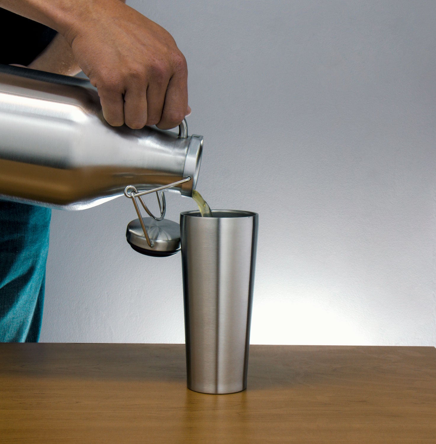 64 oz. Stainless Steel Beer Growler with 2 16 oz. Stainless Steel Pint Cups